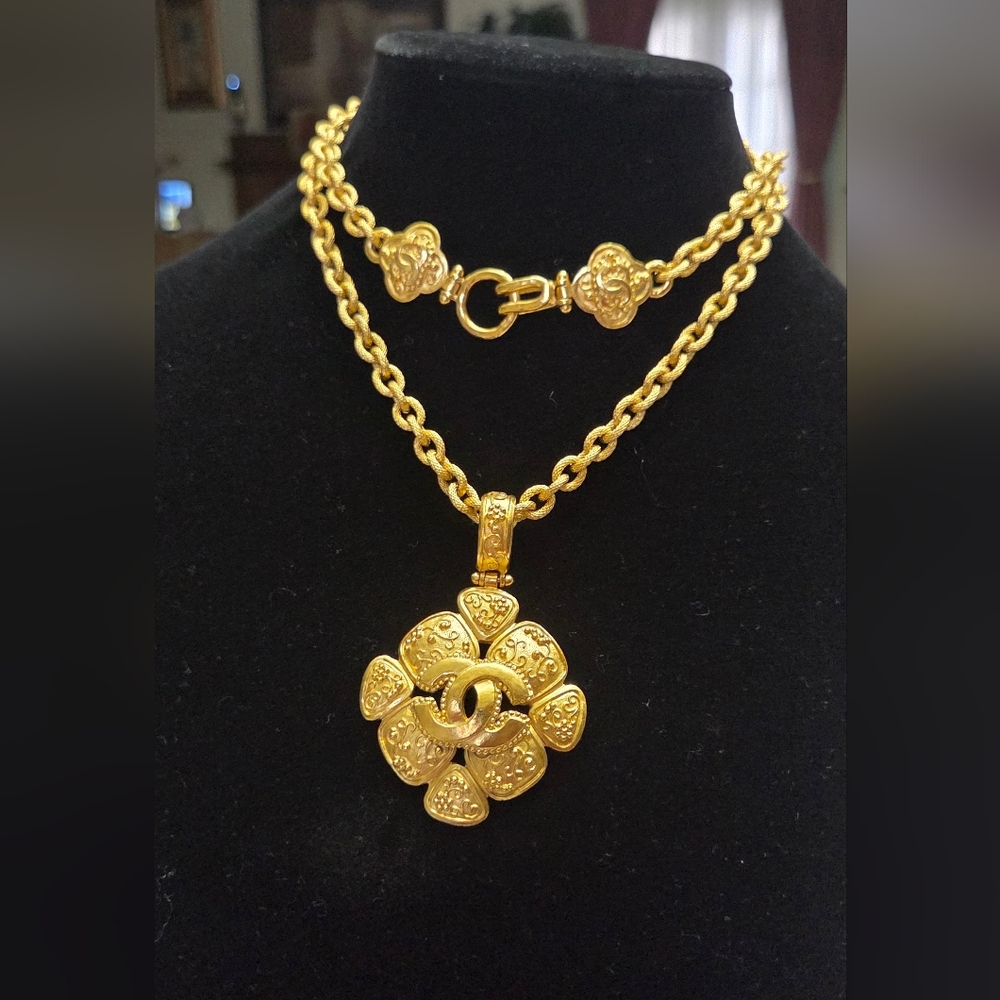 CHANEL Gold Clover Pendant Necklace. SOLD!! - Picture 2 of 7